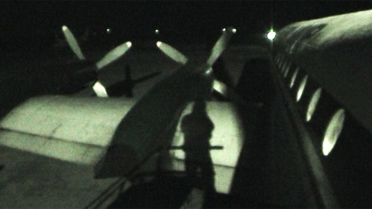 En el aeródromo y avión turbohélice con destino a Khatanga - Expedición Polo Norte Geográfico - 2002