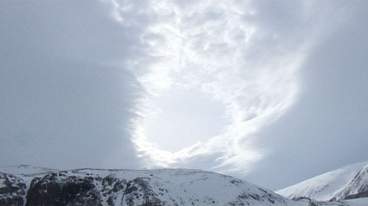 Espectacular agujero entre las nubes - Expedición Sam Ford Fiord 2010