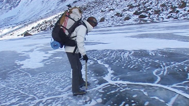 Caminando sobre el río helado Weasel hacia el Pangnirtung fiord - Expedición Nanoq 2007
