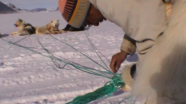 El Inuk Manumina ajustando las cuerdas del trineo de perros - Expedición Thule - 2004