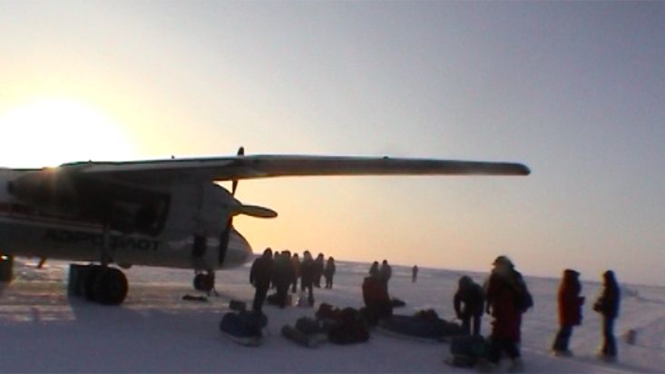 Descarga del material en la base Barneo - Expedición Polo Norte Geográfico - 2002