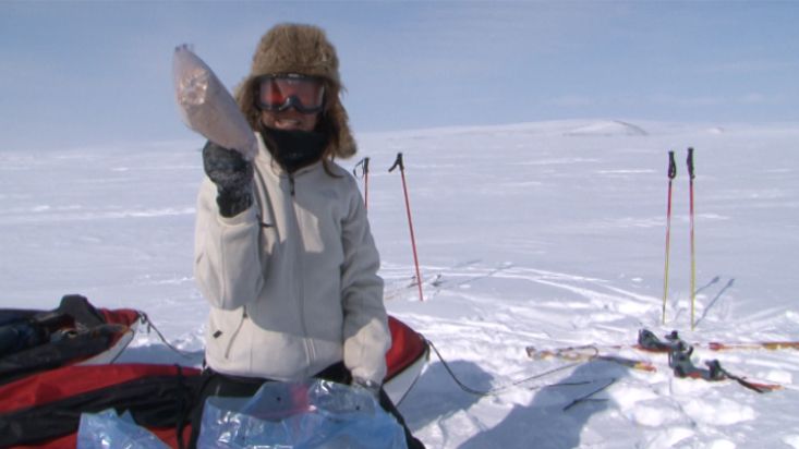 Ingrid desenterrando de la nieve la comida de un porteo - Expedición al Casquete Polar Penny - 2009