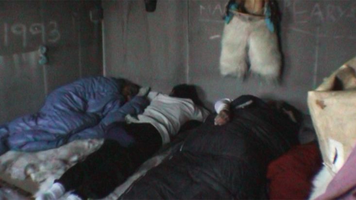 Durmiendo en la cabaña de Quinissut - Expedición Thule - 2004