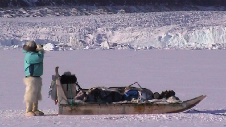 Manumina y su trineo de perros frente al glaciar Quinissut - Expedición Thule - 2004
