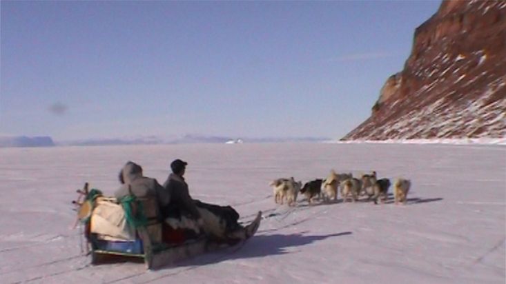 El trineo de perros del Inuk Avigiaq y Nacho hacia Castle Cliff - Expedición Thule - 2004