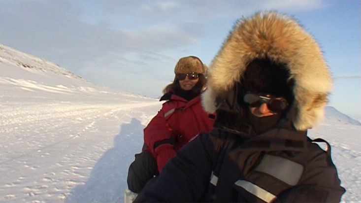 Los viajeros disfrutando del paisaje ártico en el trineo de perros - Expedición Nanoq 2007