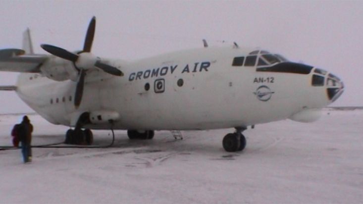 Hacia el avión en Khatanga - Expedición Polo Norte Geográfico - 2002