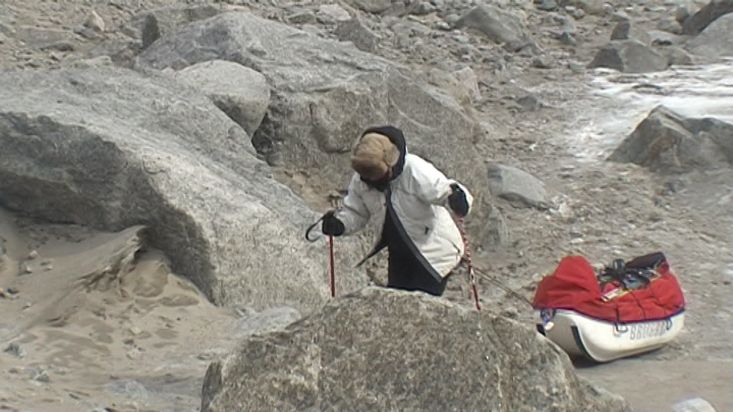 Arrastrando el trineo en el hielo y la arena del río Weasel - Expedición al Casquete Polar Penny - 2009