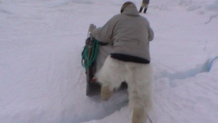 Manumina empujando los trineos para atar los perros - Expedición Thule - 2004