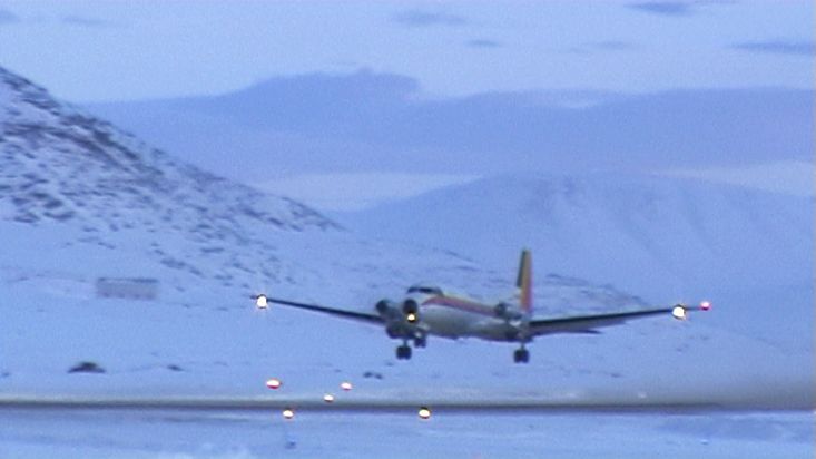 Despegue de un avión al atardecer desde el aeropuerto de Qikiqtarjuaq - Expedición Nanoq 2007