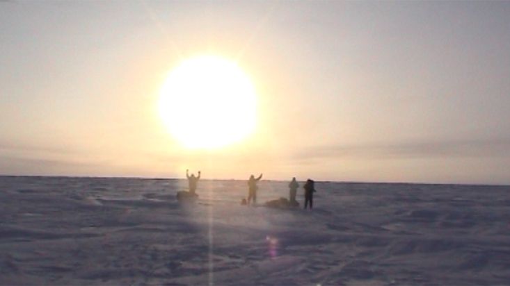 Despegue del helicóptero del primer punto de partida - Expedición Polo Norte Geográfico - 2002