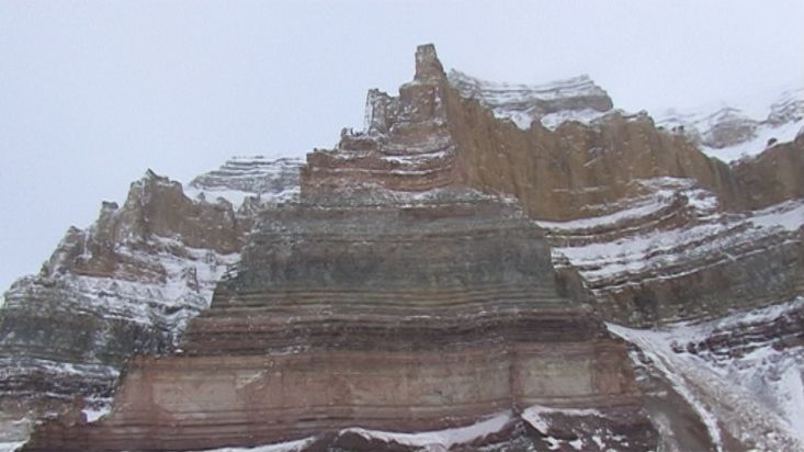 Bajo las montañas escalonadas de la península de Borden - Expedición Nanoq 2007