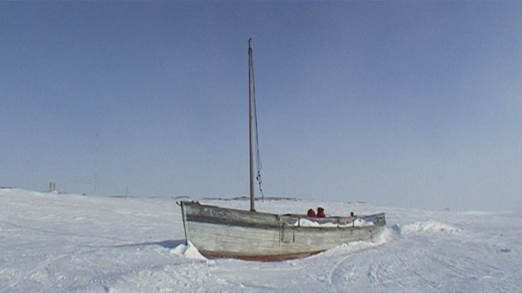 Un viejo barco polar semienterrado en la nieve en Cambridge Bay - Expedición Nanoq 2007