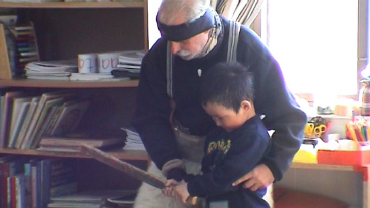 Nacho jugando al béisbol con los niños en la escuela de Qeqertat - Expedición Thule - 2004