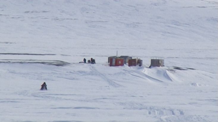 Llegando en motonieve a unas cabañas de Inuit en la isla de Devon - Expedición Nanoq 2007