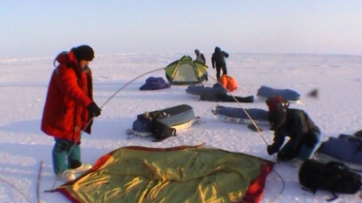 Montaje del campamento en la base Barneo - Expedición Polo Norte Geográfico - 2002