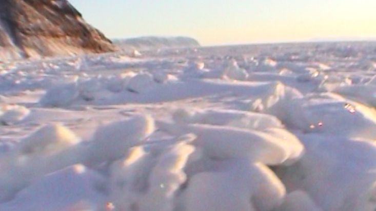 El tiro de perros avanza hacia la salida del fiordo de Kangerldlussuaq - Expedición Thule - 2004