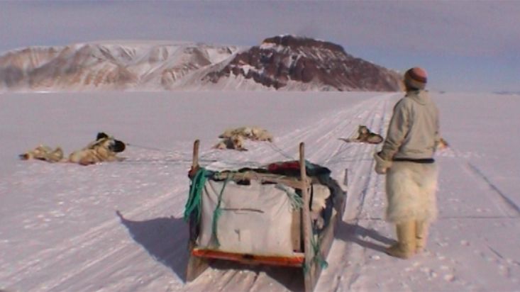 El Inuk Manumina en la parada en Castle Cliff - Expedición Thule - 2004