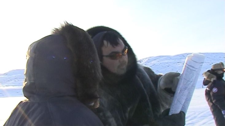Charlie y su compañero Inuit consultando el mapa - Expedición al Casquete Polar Penny - 2009