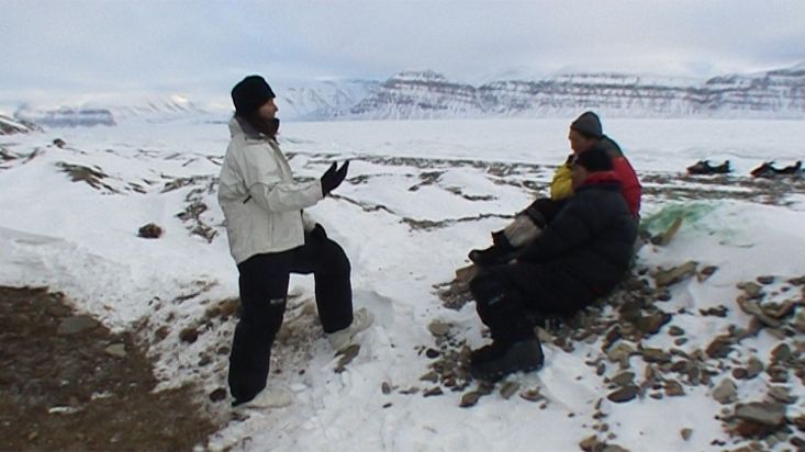 Inuit conversando con Ingrid en la ensenada Elwin - Expedición Nanoq 2007