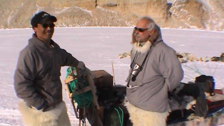 Nacho conversando con el Inuk Avigiaq - Expedición Thule - 2004