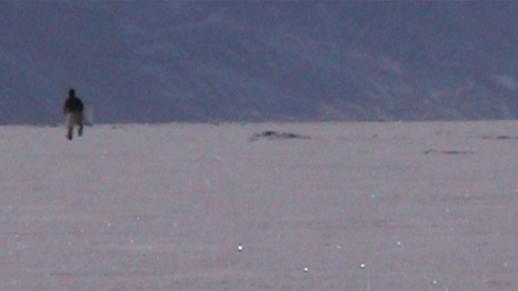 Avigiaq corre hacia la foca que ha cazado - Expedición Thule - 2004