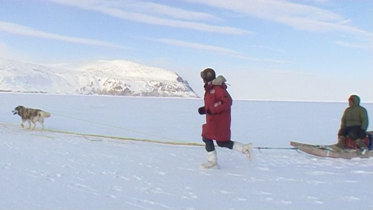 Corriendo al lado de los trineos de perros para entrar en calor - Expedición Nanoq 2007