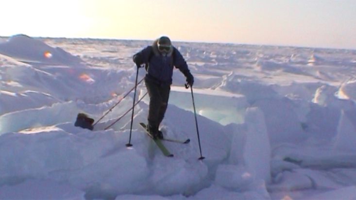 Víctor Serov atravesando una cresta de presión - Expedición Polo Norte Geográfico - 2002