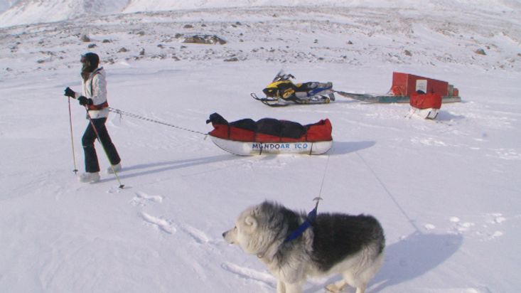 Descarga del equipo en el Revoir Pass - Expedición Sam Ford Fiord 2010