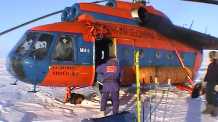 Descarga del material en el punto de partida - Expedición Polo Norte Geográfico - 2002