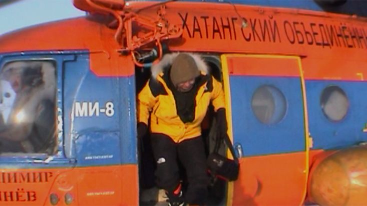Descendiendo del helicóptero en la banquisa - Expedición Polo Norte Geográfico - 2002