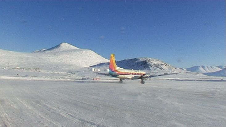 Despegue del avión de First Air en el aeropuerto de Qikiqtarjuaq - Expedición Nanoq 2007