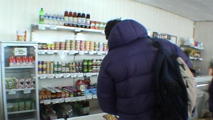 En el supermercado en Dudinka - Expedición Polo Norte Geográfico - 2002