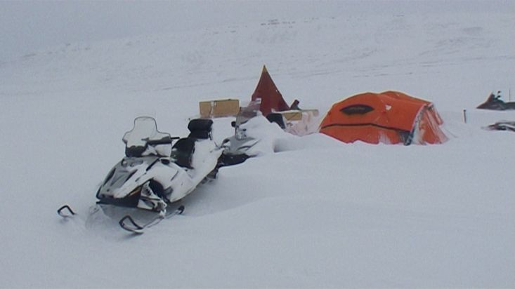 Campamento bajo la ventisca en Erebus y Terror Bay - Expedición Nanoq 2007