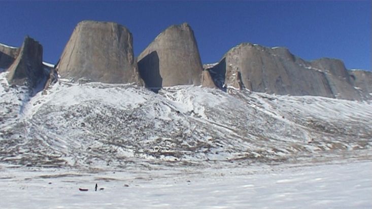 Esquiando bajo las grandes paredes del Stewart Valley - Expedición Sam Ford Fiord 2010