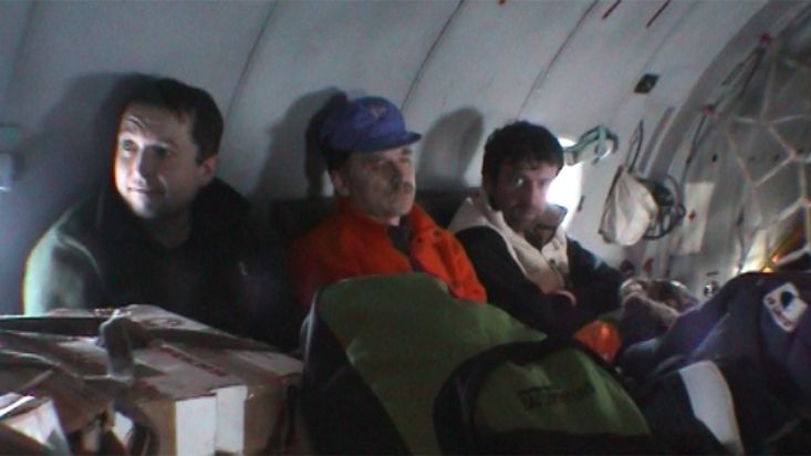 Expedicionarios en el vuelo a la base Sredny - Expedición Polo Norte Geográfico - 2002