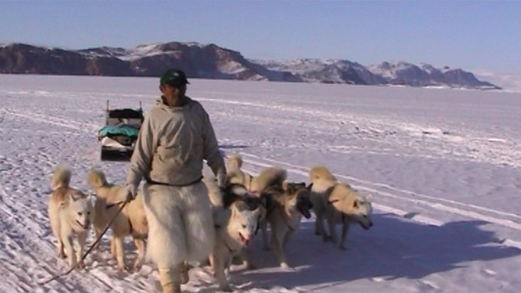 Manumina guiando a sus perros a pie - Expedición Thule - 2004
