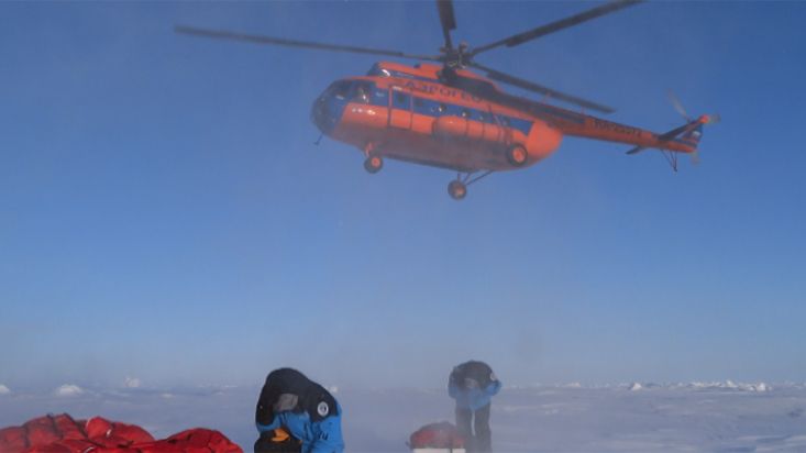El helicóptero deja a los expedicionarios en el punto de partida - Expedición Polo Norte Geográfico - 2016