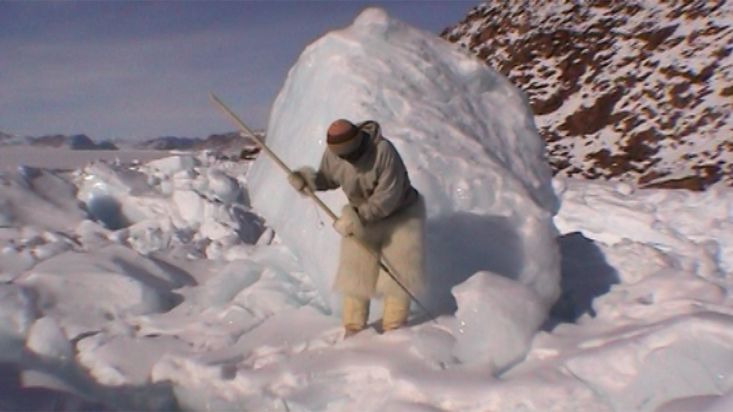 Manumina buscando hielo de iceberg para hacer agua - Expedición Thule - 2004