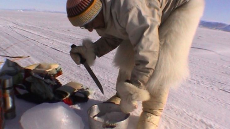 Manumina fundiendo hielo en el hornillo - Expedición Thule - 2004