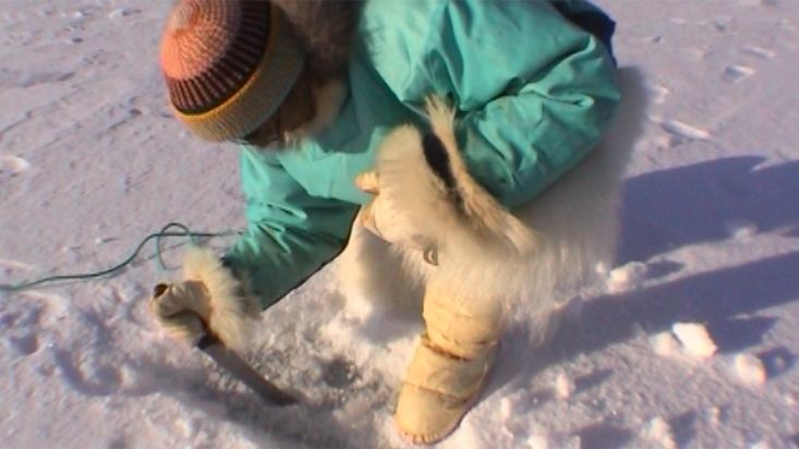 Manumina haciendo puentes de hielo para atar a los perros - Expedición Thule - 2004