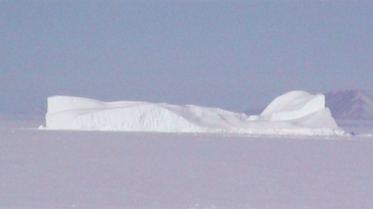 Un iceberg y una casa de Qeqertat - Expedición Thule - 2004