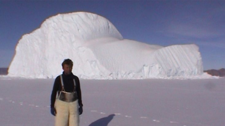 Un iceberg atrapado en el hielo y la explicación de José Naranjo - Expedición Thule - 2004