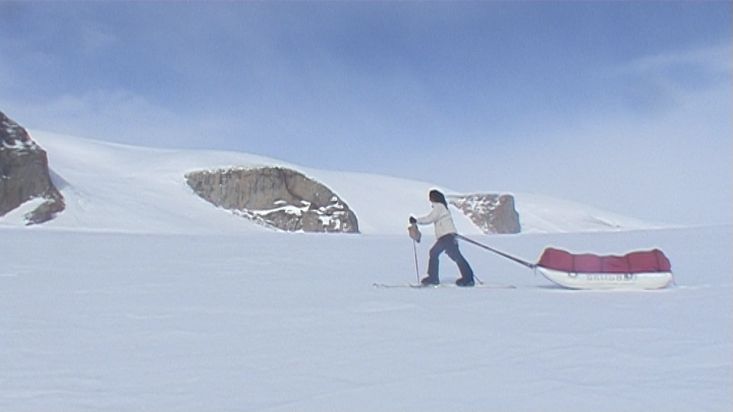 Ingrid esquiando hacia la parte sureste del casquete polar - Expedición al Casquete Polar Penny - 2009
