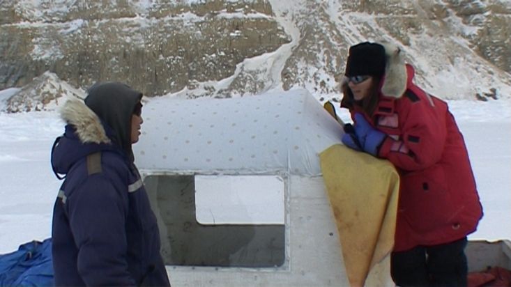Los Inuit conversando con Ingrid en la costa de la península de Borden - Expedición Nanoq 2007