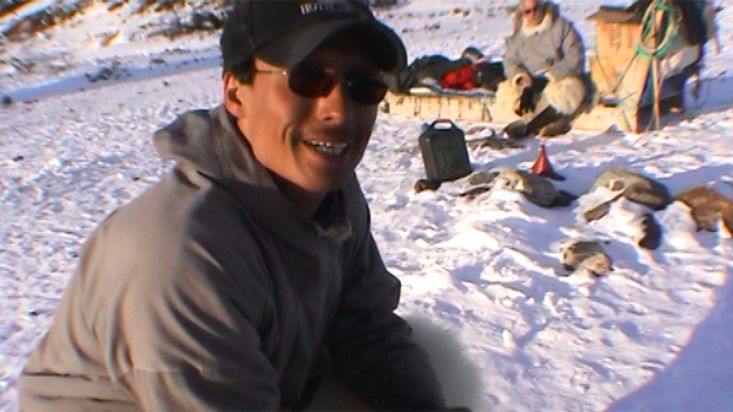 El Inuk Avigiaq utilizando un GPS - Expedición Thule - 2004