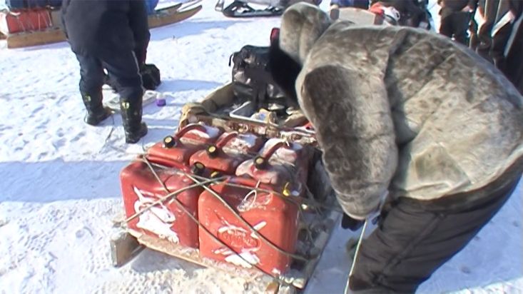 Inuit ajustando la carga de las motonieves - Expedición al Casquete Polar Penny - 2009
