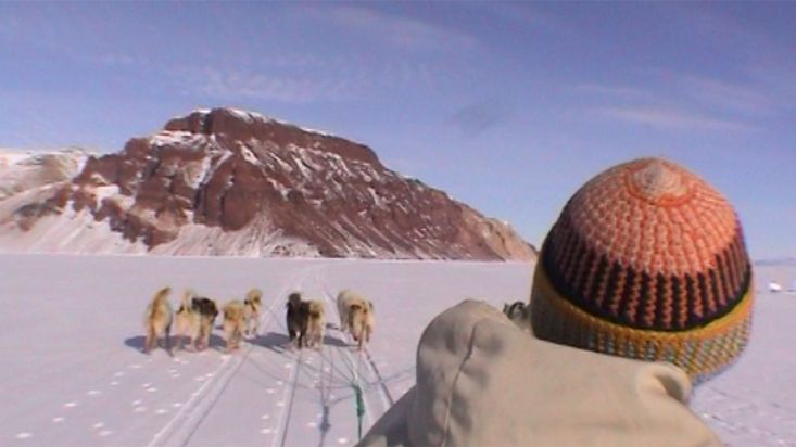 El trineo de perros del Inuk Manumina y José Naranjo hacia Castle Cliff - Expedición Thule - 2004