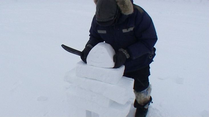 Inuit de Arctic Bay construyendo un 