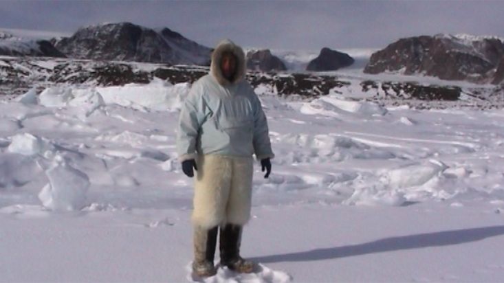 Jose Naranjo muestra donde acabó la expedición Transgroenlandia 2001 - Expedición Thule - 2004